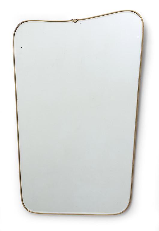 UNO SPECCHIO DA PARETE, anni '50. Ottone,: UNO SPECCHIO DA PARETE, anni '50. Ottone, cristallo argentato. Cm 112 x 79.