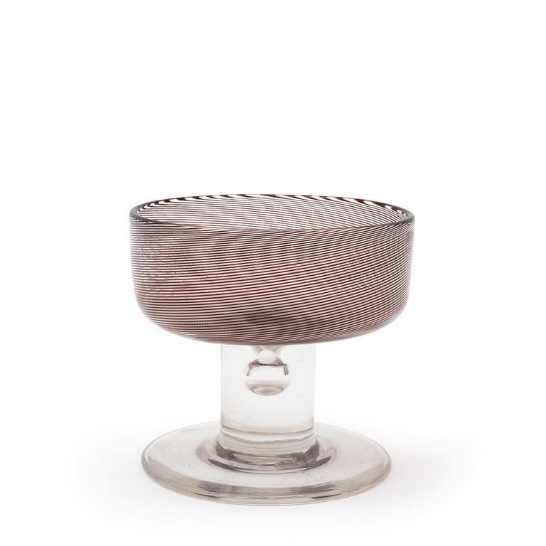 TAPIO WIRKKALA VENINI Un bicchiere in: TAPIO WIRKKALA VENINI Un bicchiere in filigrana nera della serie 'Bicchieri di Tapio', circa 1966. Marca incisa 'venini italia tw'. Altezza cm 11. Letteratura: Franco Deboni 'I vetri Venini', catalogo