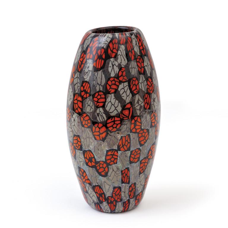 VITTORIO FERRO, VETRERIA PAGNIN Un vaso ovale: VITTORIO FERRO, VETRERIA PAGNIN Un vaso ovale a murrine 'Nerox', circa 1995. Marca incisa 'v. ferro'. Altezza cm 30.