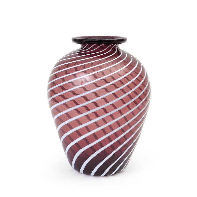 NAPOLEONE MARTINUZZI VENINI Un vaso in vetro: NAPOLEONE MARTINUZZI VENINI Un vaso in vetro trasparente ametista con canne ritorte lattimo, modello '1871', circa 1927. Altezza cm 35. Letteratura: catalogo blu Venini in Franco Deboni, I vetri Venin