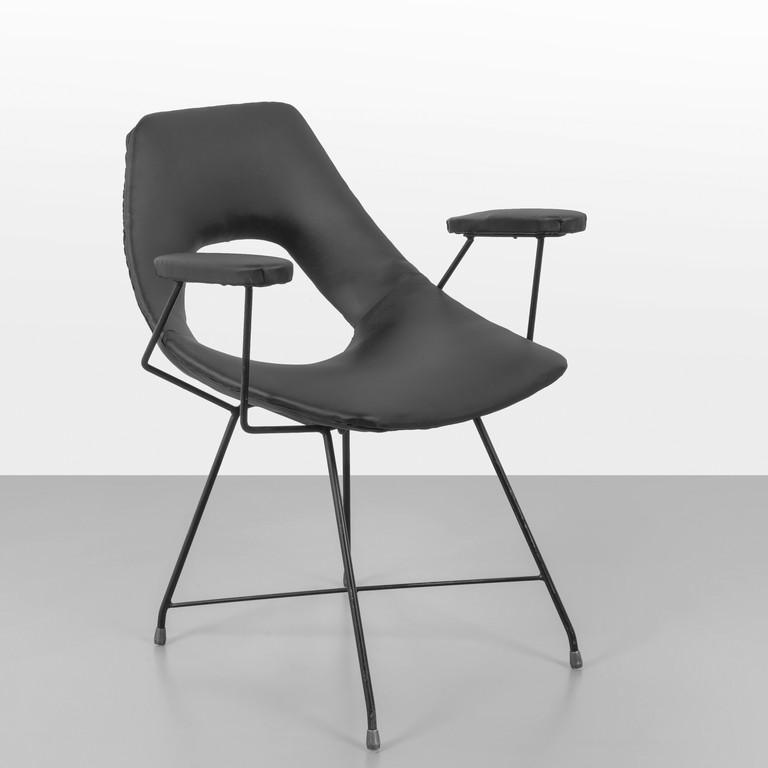 AUGUSTO BOZZI Una poltroncina 'Reler B', anni: AUGUSTO BOZZI Una poltroncina 'Reler B', anni '50. Tondino di acciaio verniciato, imbottiture rivestite in vinilpelle. Etichetta della Manifattura. Altezza cm 80, larghezza 66, profonditÃ 56. A "Re