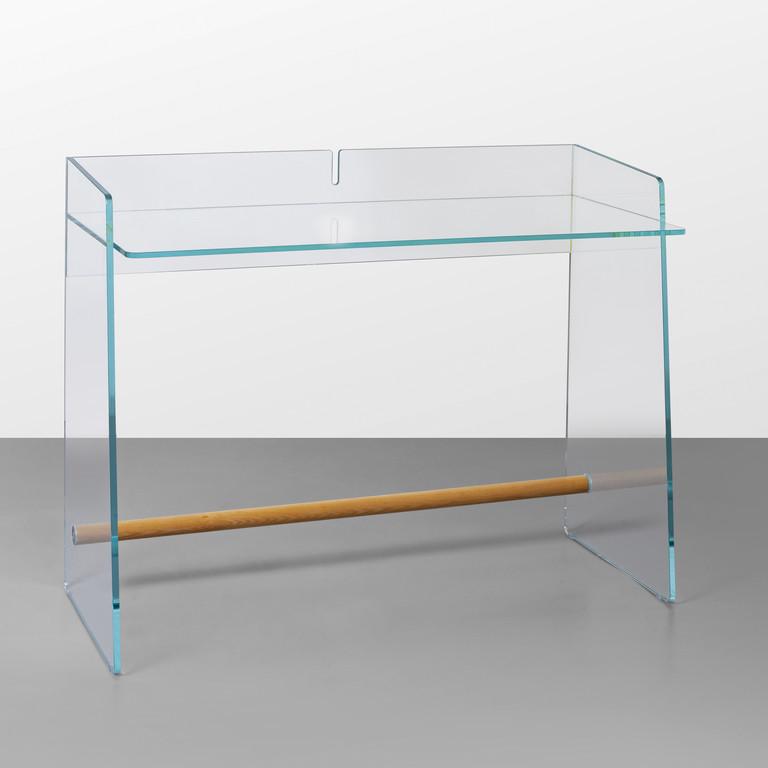 JASPER MORRISON Uno scrittoio 'Pirandello': JASPER MORRISON Uno scrittoio 'Pirandello' per GLAS ITALIA, primi anni 2000. Cristalli temperati termosaldati, legno di frassino. Altezza cm 83, lunghezza 110, profonditÃ 49. A "Pirandello" desk fo