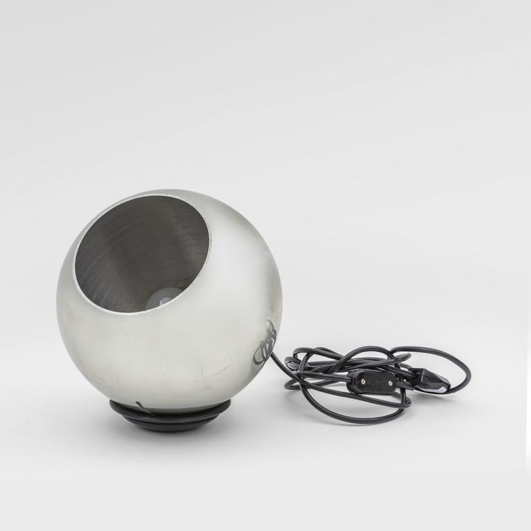 GINO SARFATTI Una lampada da tavolo '586',: GINO SARFATTI Una lampada da tavolo '586', 1962. Alluminio lucido. Altezza cm 21, diametro cm 20. A '586' table lamp, 1962. Polished aluminum. Height 8.3in., diameter 7.9in. Letteratura: Domus 403 (gi