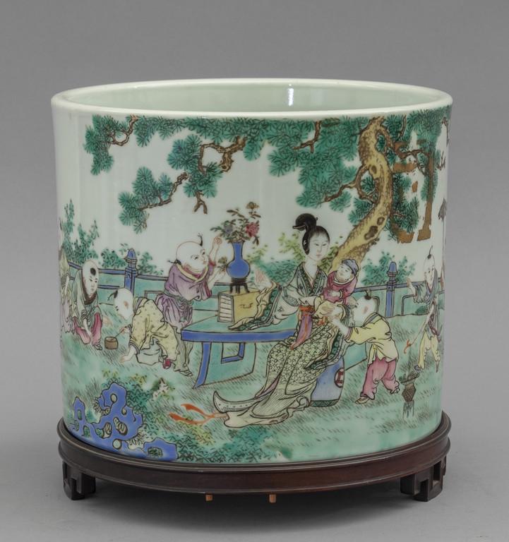 Cachepot in porcellana di Cina decorato con (1 of 2)