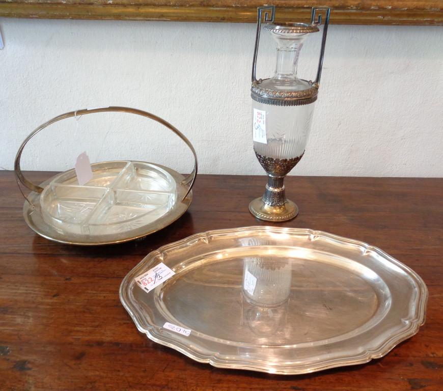 Tre oggetti in metallo argentato: Tre oggetti in metallo argentato