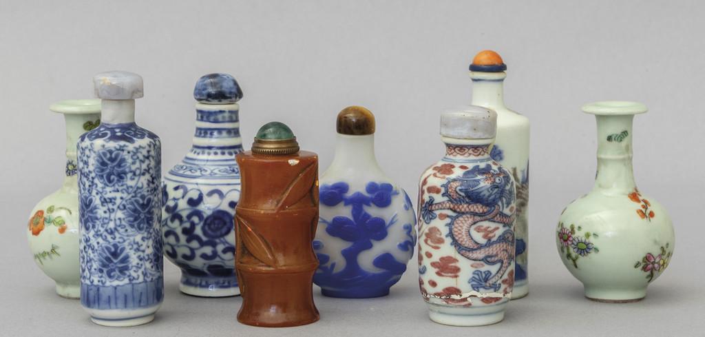 Otto snuff bottles cinesi in materiali diversi (1 of 1)