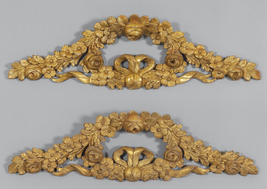 Coppia di grandi fregi in legno intagliato e (1 of 1)