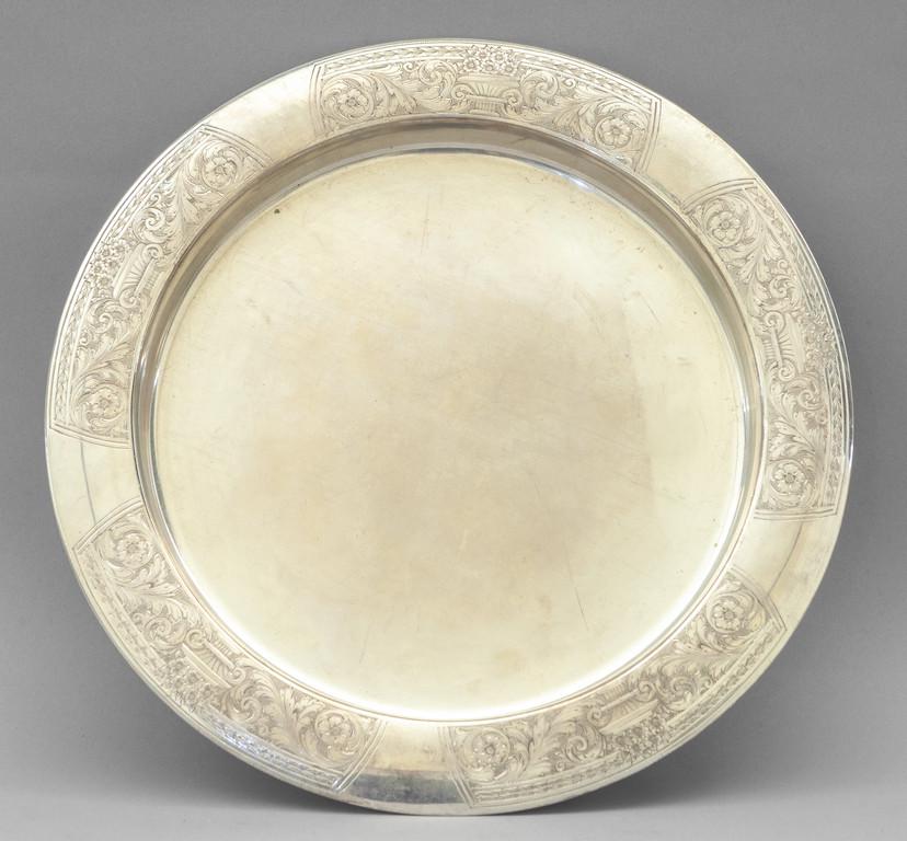 Un grande piatto Liberty in argento finemente (1 of 1)