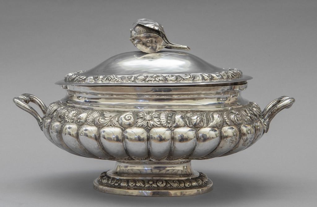 Grande zuppiera in argento finemente sbalzato, (1 of 1)