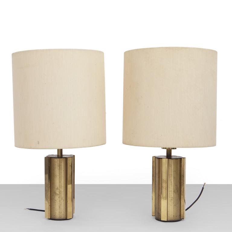 ANGELO LELII Due lampade da tavolo modello 'TP: ANGELO LELII Due lampade da tavolo modello 'TP 10001 Sirio' per ARREDOLUCE, circa 1974. Ottone, paralumi di tela plastificata. Altezza cm 54. A pair of table lamps, 'TP 10001 Sirio' model, manufacture