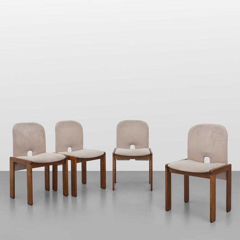 AFRA E TOBIA SCARPA Quattro sedie: AFRA E TOBIA SCARPA Quattro sedie '121' per CASSINA, 1965. Legno di noce, compensato curvato leggermente imbottito rivestito in Alcantara, etichette della Manifattura. Altezza cm 80, larghezza 47, pro