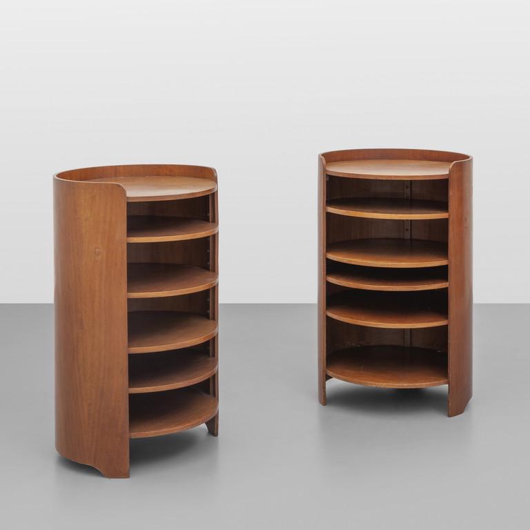 LUIGI CACCIA DOMINIONI Due comodini: LUIGI CACCIA DOMINIONI Due comodini 'Casaccia' per AZUCENA, 1962. Compensato placcato noce curvato. Cm 63 (h) x 49,5 x 45,5. A pair of 'Casaccia' nigh tables manufactured by AZUCENA, 1962. Curved waln