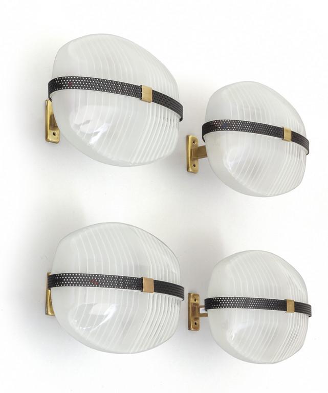 VICO MAGISTRETTI Quattro lampade a parete: VICO MAGISTRETTI Quattro lampade a parete 'Lambda' per ARTEMIDE, 1961. Ottone cromato, vetro stampato. Altezza cm 18, larghezza 24, profonditÃ 15. A set of four 'Lambda' wall lamps manufactured by