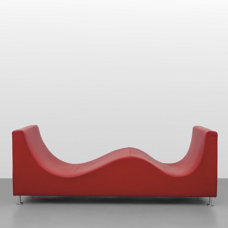 JASPER MORRISON Un divano 'Three Sofa Deluxe': JASPER MORRISON Un divano 'Three Sofa Deluxe' per CAPPELLINI INTERNATIONAL, 1992. Alluminio pressofuso lucidato e schiuma poliuretanica. Rivestimento in pelle. Altezza cm 72, larghezza 200, profondit�