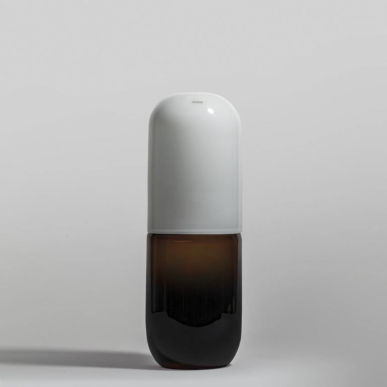 FABIO NOVEMBRE, VENINI. Un vaso 'Happy Pills': FABIO NOVEMBRE, VENINI. Un vaso 'Happy Pills' in vetro a incalmo bicolore ' 2012. Marca incisa 'venini 2012 f.novembre', etichetta originale. Altezza cm 33.