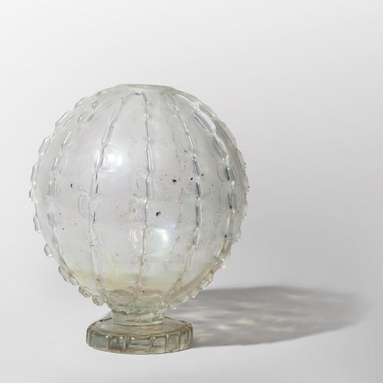 ERCOLE BAROVIER BAROVIER & TOSO Un vaso a: ERCOLE BAROVIER BAROVIER & TOSO Un vaso a sfera con applicazioni in vetro trasparente iridato, circa 1950. Altezza cm 27,5.