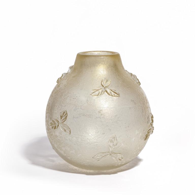 FLAVIO POLI SEGUSO VETRI D'ARTE Un vaso in: FLAVIO POLI SEGUSO VETRI D'ARTE Un vaso in cristallo corroso con foglia d'oro e applicazione di trifoglio 'mod 6004', 1939 Altezza cm 22. Letteratura: Marc Heiremans ' Seguso Vetri d'Arte Glass object