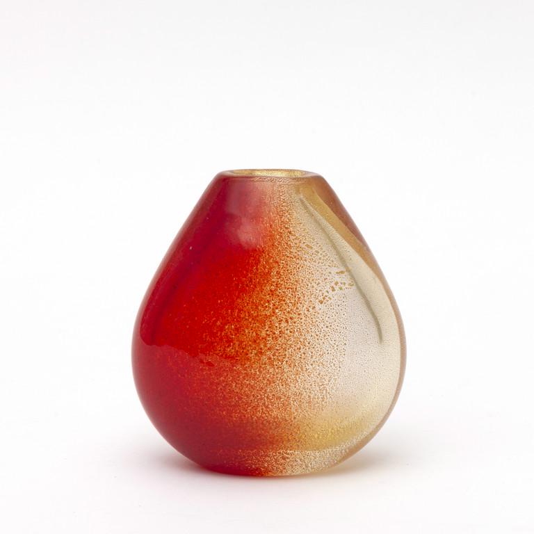 ARCHIMEDE SEGUSO Un vaso 'sfumato oro',: ARCHIMEDE SEGUSO Un vaso 'sfumato oro', 1954. Altezza cm 11,5. Letteratura: Rosa Barovier Mentasti ' I vetri di Archimede Seguso dal 1950 al 1959 ' Allemandi, Torino 1995 ' Tav. 30.
