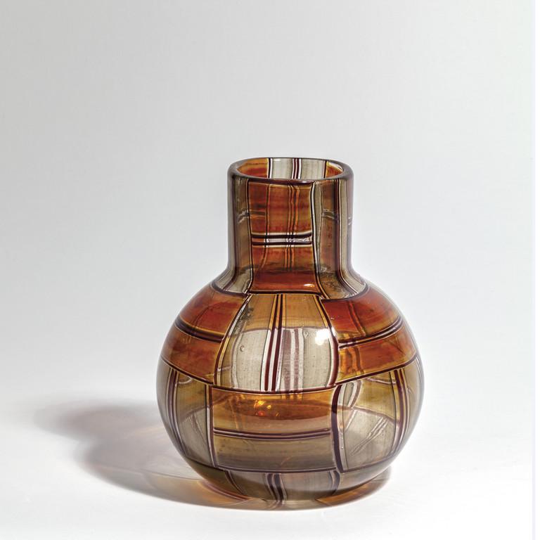 ERCOLE BAROVIER, BAROVIER & TOSO Un vaso: ERCOLE BAROVIER, BAROVIER & TOSO Un vaso pezzato a tessere ambrate, 1957. Estesa venatura alla base. Altezza cm 18. Letteratura: Attilia Dorigato, Ercole Barovier 1889-1974 vetraio muranese, Marsilio,