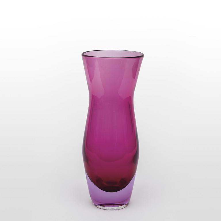 FLAVIO POLI, SEGUSO VETRI D'ARTE Un vaso in: FLAVIO POLI, SEGUSO VETRI D'ARTE Un vaso in vetro sommerso rubino, 1955. Altezza cm 36.