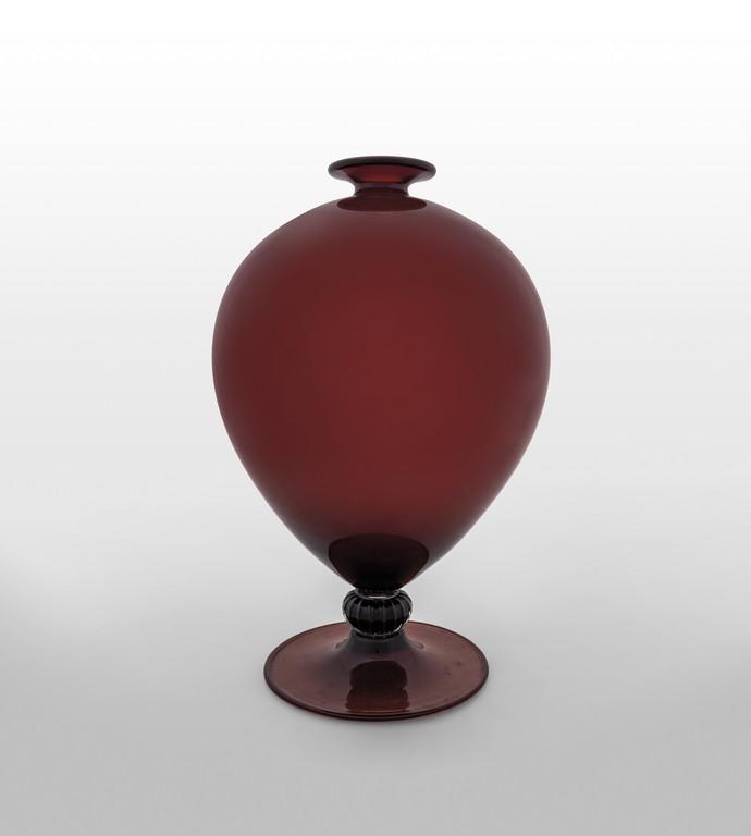 VITTORIO ZECCHIN' CAPPELLIN VENINI & C. Un: VITTORIO ZECCHIN' CAPPELLIN VENINI & C. Un vaso 'veronese' in vetro ametista circa 1921. Altezza cm 34,5. Letteratura: Franco Deboni ' I vetri Venini, Catalogo 1921-2007 ' U. Allemandi & C., Torino 20