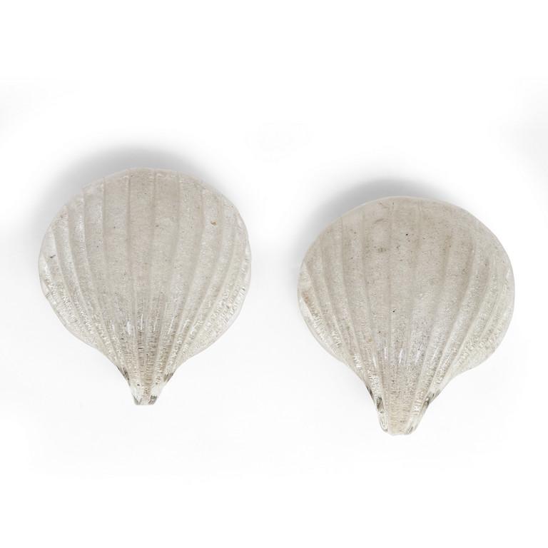 BAROVIER & TOSO Due lampade da parete, anni: BAROVIER & TOSO Due lampade da parete, anni '40. Cristallo con applicazione a caldo di graniglia di vetro, ottone. Altezza cm 14, larghezza 25, profonditÃ 27.