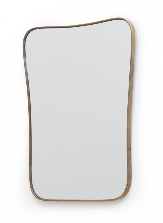 UNO SPECCHIO DA PARETE, anni '50. Ottone,: UNO SPECCHIO DA PARETE, anni '50. Ottone, cristallo argentato. Cm 54 x 38.