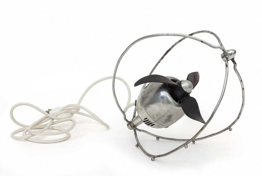 EZIO PIRALI Un ventilatore da tavolo: EZIO PIRALI Un ventilatore da tavolo 'Zerowatt' per FABBRICHE ELETTRONICHE RIUNITE, 1952 (Premio Compasso d'oro 1954). Alluminio, acciaio cromato, gomma. Cm 15 (h) x 27 x 17. Letteratura: Domus 304 (m