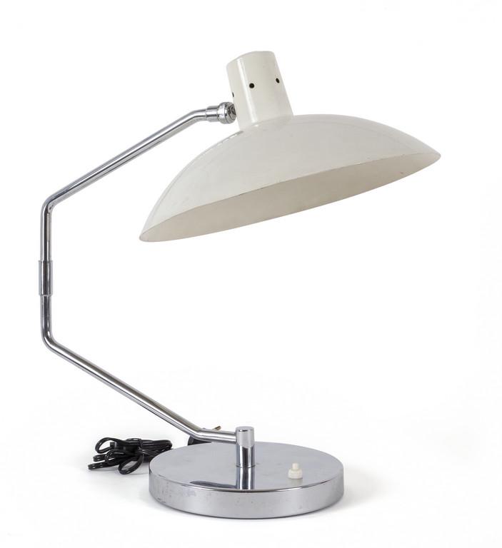 CLAY MICHIE Una lampada da tavolo 'Modello 8': CLAY MICHIE Una lampada da tavolo 'Modello 8' per KNOLL, 1950. Ottone cromato, alluminio laccato. Altezza cm 48. Letteratura: rivista dell'Arredamento 96 (dicembre 1962), p. 30 Steven and Linda Roulan