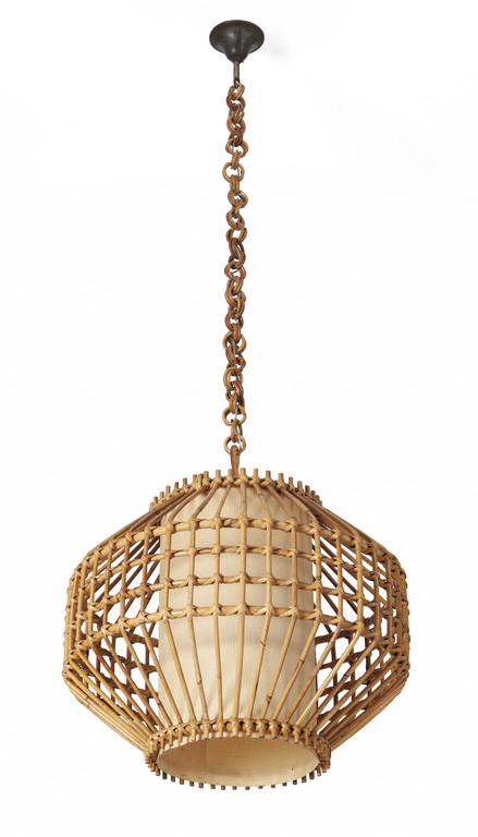 UNA LAMPADA A SOSPENSIONE, anni '60. Giunco,: UNA LAMPADA A SOSPENSIONE, anni '60. Giunco, canna d'India, paralume interno di materia plastica. Altezza cm 120, diametro cm 50.
