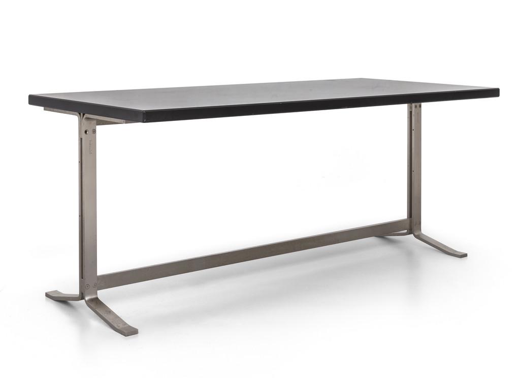 FORMANOVA (Editotre) Una scrivania, anni '60.: FORMANOVA (Editotre) Una scrivania, anni '60. Acciaio spazzolato, legno laccato. Marca stampigliata sul metallo. Cm 76 (h) x 185 x 85
