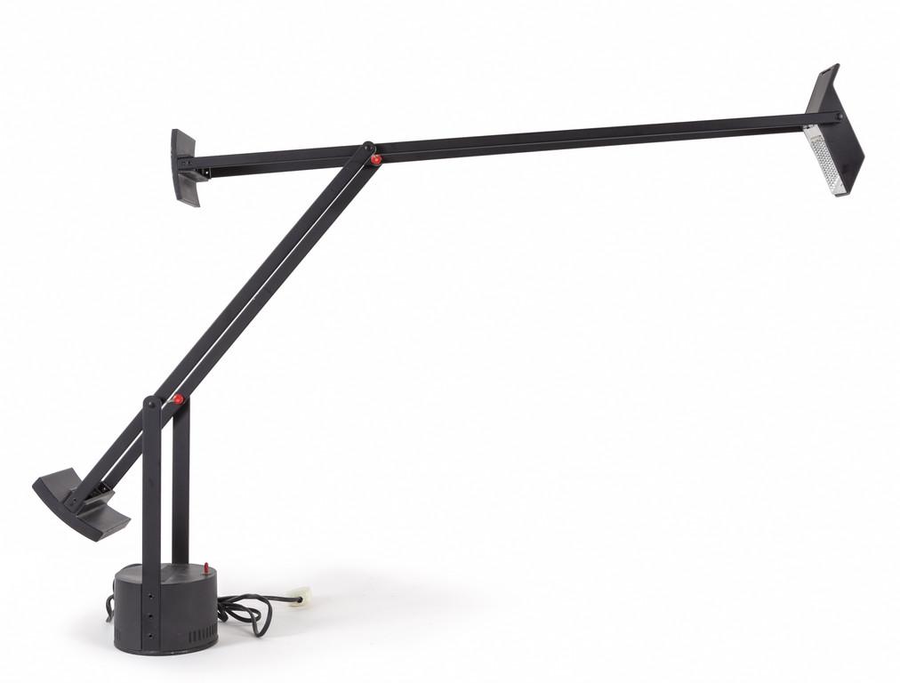 RICHARD SAPPER Una lampada alogena da tavolo: RICHARD SAPPER Una lampada alogena da tavolo 'Tizio' per ARTEMIDE, 1972. Metallo laccato. Altezza massima cm 113, lunghezza massima cm 108. Letteratura: Ottagono 25 (giugno 1972), P. 68 Domus 511(giug