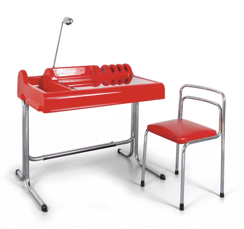 VITTORIO PARIGI NANNI PRINA Uno scrittoio: VITTORIO PARIGI NANNI PRINA Uno scrittoio 'Orix' e una sedia per MOLTENI & C., 1971. Scrittoio (Tubo di metallo cromato, resina Abs, cristallo, dotazione di una lampada a braccio snodabile di acciaio