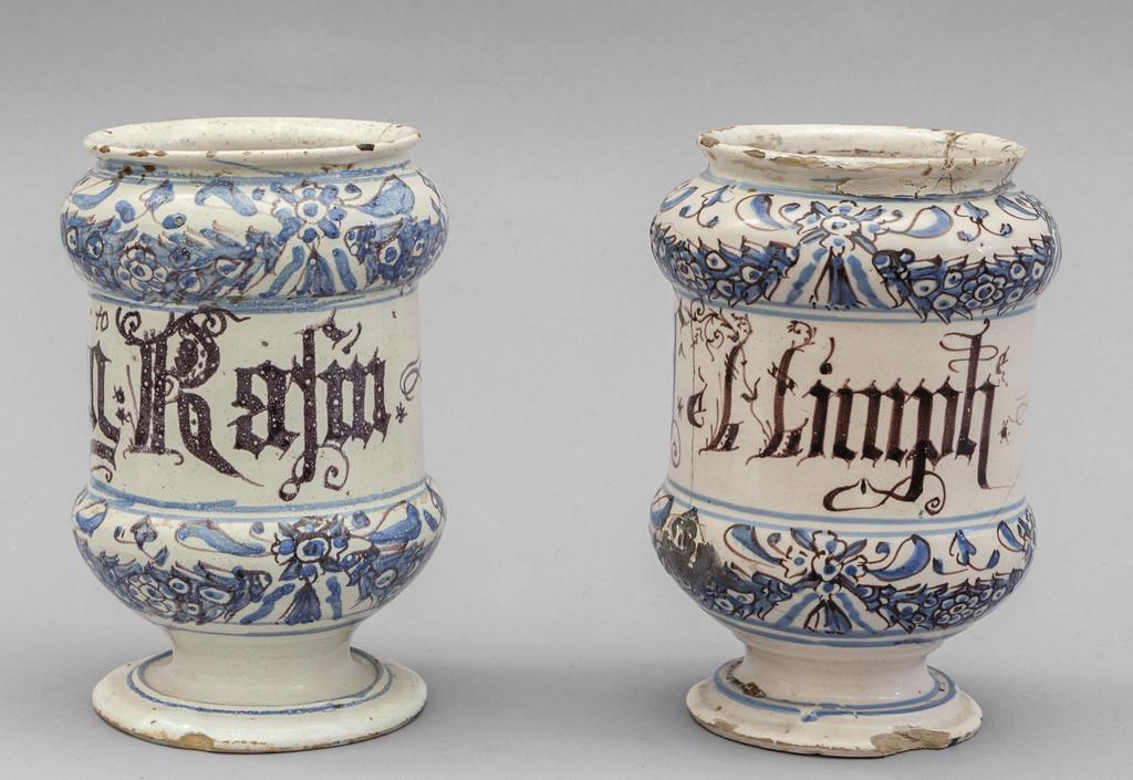 Coppia di albarelli decorazione blu su fondo (1 of 1)