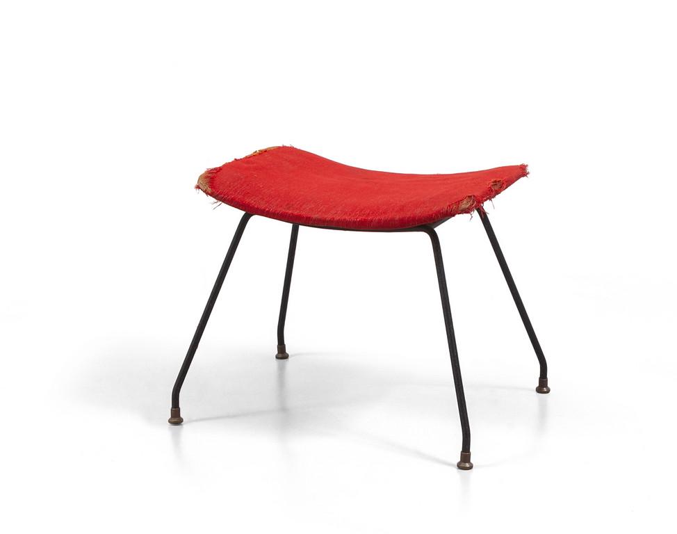 AUGUSTO BOZZI Uno sgabello per FRATELLI: AUGUSTO BOZZI Uno sgabello per FRATELLI SAPORITI, anni '50-'60. Acciaio verniciato, piedini di ottone, sedile imbottito rivestito in tessuto, etichetta della manifattura. Cm 40 (h) x 45 x 35.