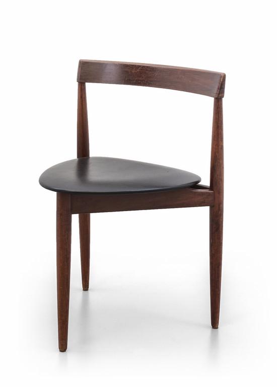 HANS OLSEN Una sedia per FREM ROJLE: HANS OLSEN Una sedia per FREM ROJLE (Danimarca), anni '60. Legno di teak, sedile imbottito rivestito in vinilpelle. Timbrata 'Frem Rojle' Altezza cm 70, larghezza 48, profonditÃ 45.
