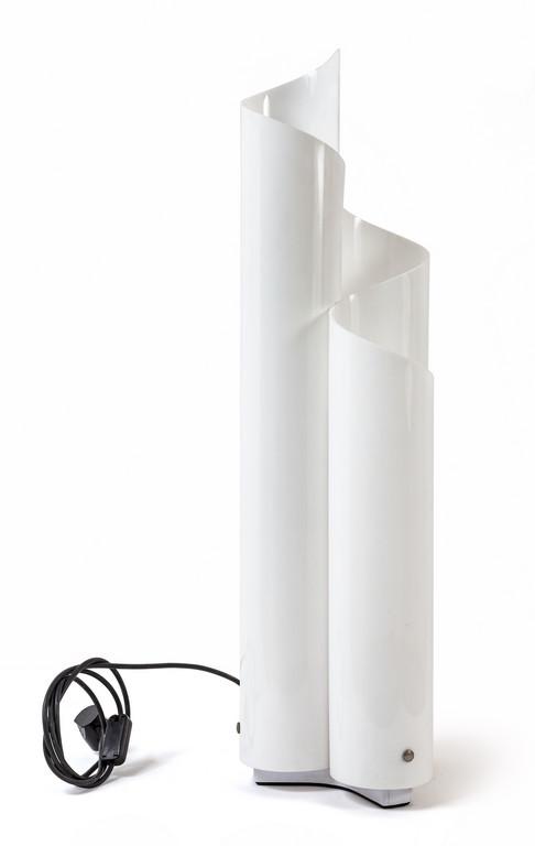 VICO MAGISTRETTI Una lampada da terra 'Mezza: VICO MAGISTRETTI Una lampada da terra 'Mezza Chimera' per ARTEMIDE, 1969. Plexiglas. Altezza cm 78. Letteratura: Giuliana Gramigna, Repertorio 1950-2000, Allemandi, Torino, 2003, p. 164.