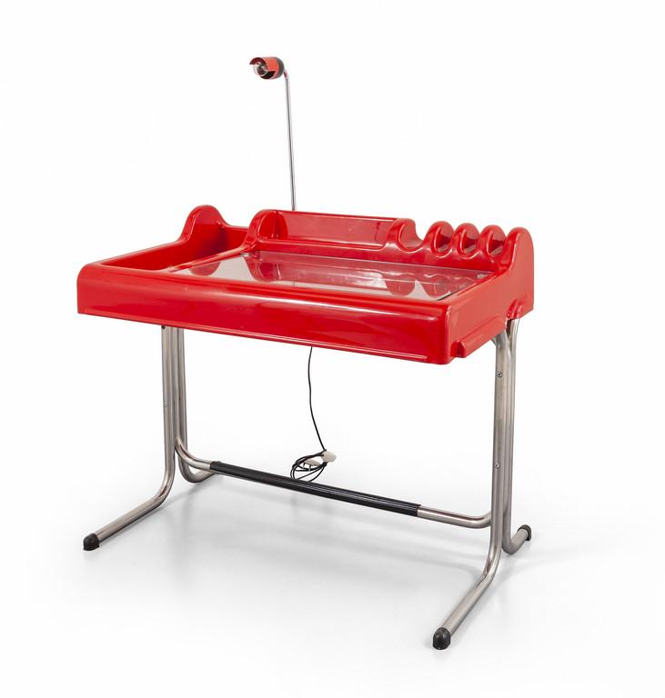 VITTORIO PARIGI NANNI PRINA Uno scrittoio: VITTORIO PARIGI NANNI PRINA Uno scrittoio 'Orix' per MOLTENI & C., 1971. Tubo di metallo cromato,resina Abs, cristallo, dotazione di una lampada a braccio snodabile di acciaio cromato. Etichetta 'Molt