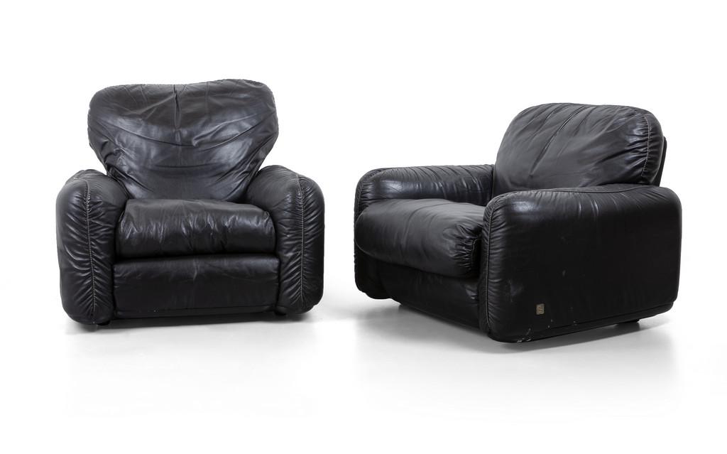 ARRIGO ARRIGONI Due poltrone 'Piumotto' per: ARRIGO ARRIGONI Due poltrone 'Piumotto' per BUSNELLI, anni '70. Poliuretano rivestito in pelle. Marcate 'Gruppo industriale Busnelli SPA Piumotto Arch. Arrigo Arrigoni'. Targhette metalliche con il Lo