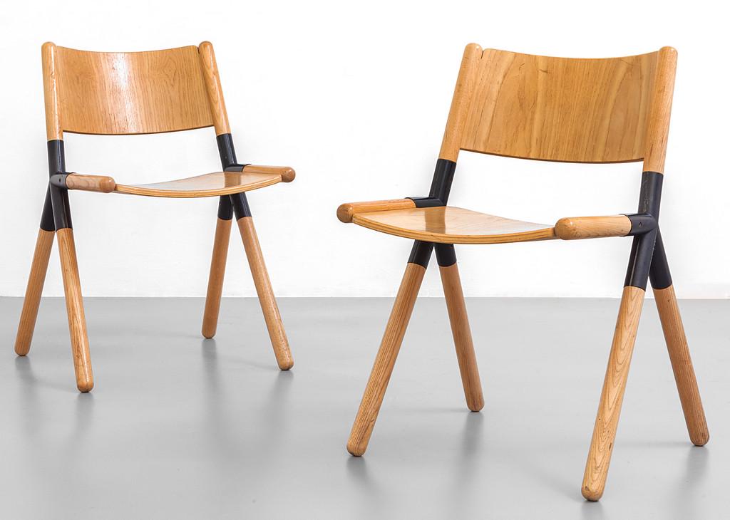 MAURO PASQUINELLI Due sedie 'Nodo' per: MAURO PASQUINELLI Due sedie 'Nodo' per TISETTANTA, 1975. Legno di frassino, ferro verniciato, compensato di frassino curvato. Altezza cm 74, larghezza 46, profonditÃ 50. Letteratura: Giuliana Grami