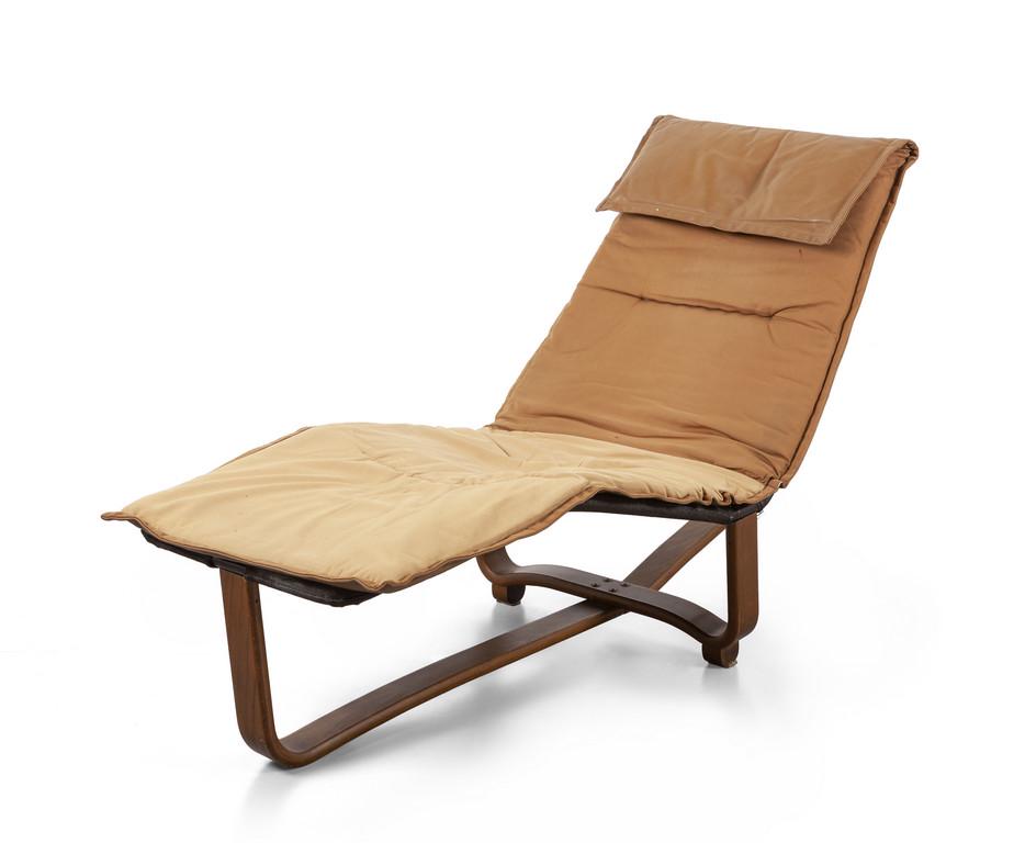 UNA CHAISE-LONGUE, anni '80.  Legno lamellare (1 of 4)