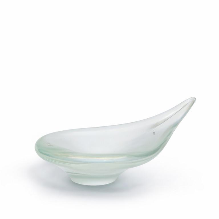 GIORGIO VIGNA, VENINI Una coppa in cristallo: GIORGIO VIGNA, VENINI Una coppa in cristallo iridato, 2006. Marca incisa 'venini 2006', etichetta della Manifattura. Cm 10 (h) x 32 x 18.