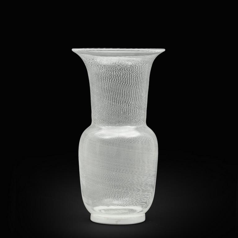 VENINI  Un vaso in vetro a mezza filigrana (1 of 2)