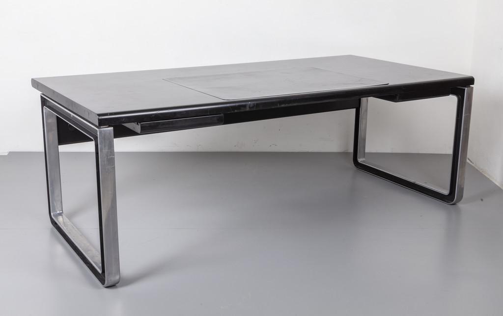 CENTRO PROGETTI TECNO Una scrivania 'T333',: CENTRO PROGETTI TECNO Una scrivania 'T333', 1975. Alluminio pressofuso lucido e verniciato, legno laccato, etichetta della manifattura Cm 71 (h) x 200 x 100. A 'T333' desk, 1975. Polished varnished ca