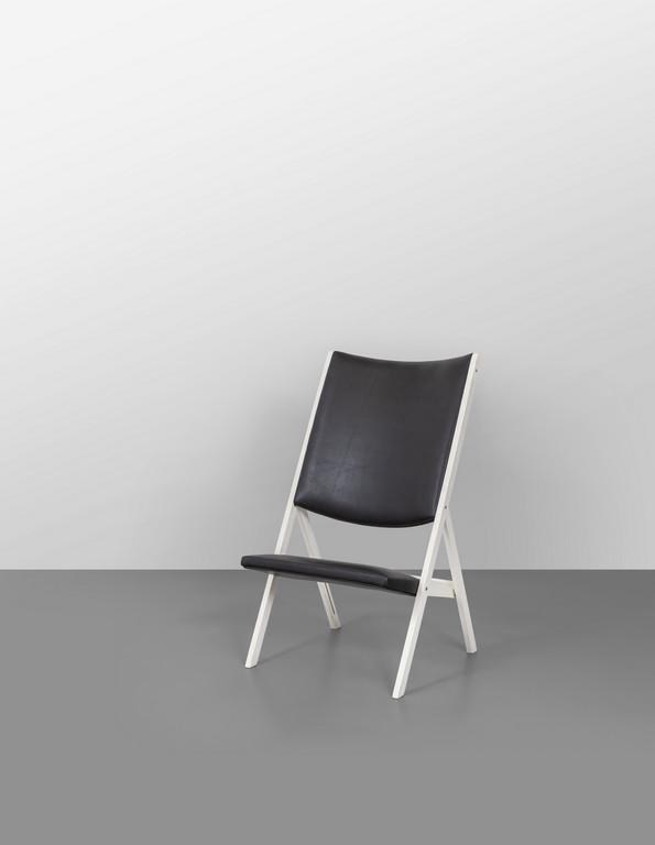 GIO PONTI Una sedia 'Gabriela' della serie: GIO PONTI Una sedia 'Gabriela' della serie 'Apta' per WALTER PONTI, 1971. Legno laccato, imbottitura rivestita in vinilpelle. Etichette 'Design Gio Ponti per Walter Ponti'. Altezza cm 106, larghezza 6