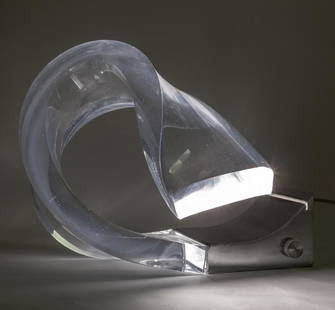 GAETANO MISSAGLIA Una lampada da tavolo, anni: GAETANO MISSAGLIA Una lampada da tavolo, anni '70. Acciaio cromato, plexiglass, regolatore di intensitÃ luminosa (dimmer). Cm 30 (h) x 38 x 25. A table lamp, 1970's. Chrome-plated steel, plexiglass