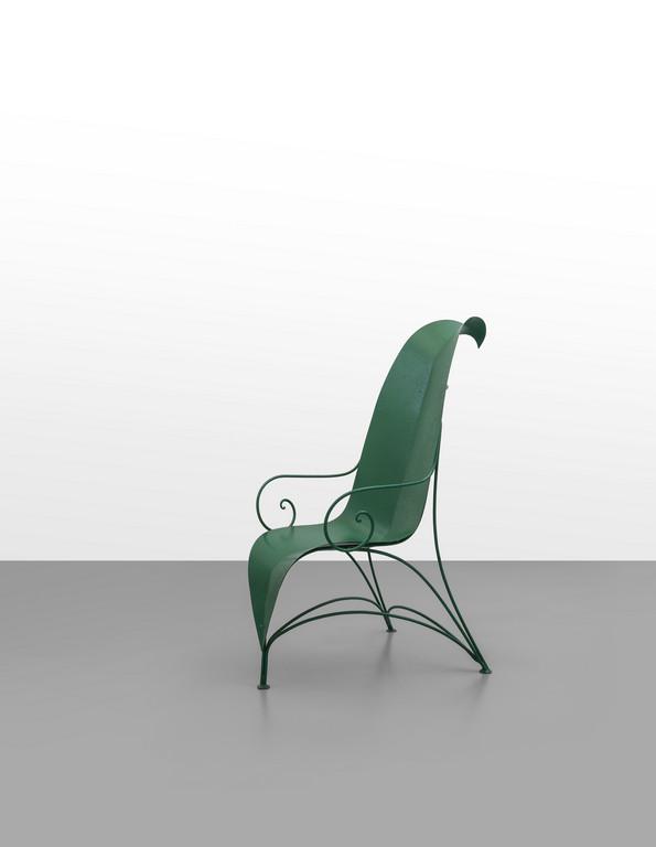 FABRIZIO CORNELI Una poltroncina 'Foglia',: FABRIZIO CORNELI Una poltroncina 'Foglia', Edizione CAMMILLI-MIRABILI, anni '80. Tondino di acciaio e lamiera verniciati. Altezza cm 123, larghezza 54, profonditÃ 90. A 'leaf' armchair manufactured