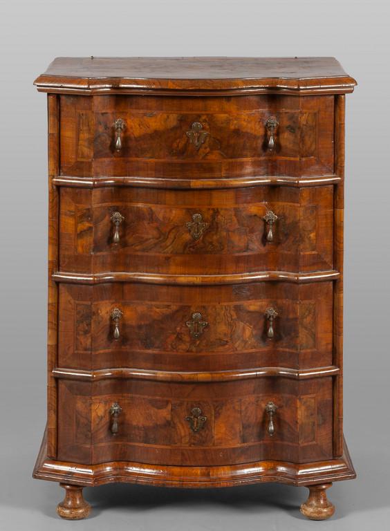Comoda Luigi XIV lastronata in noce e radica di (1 of 1)