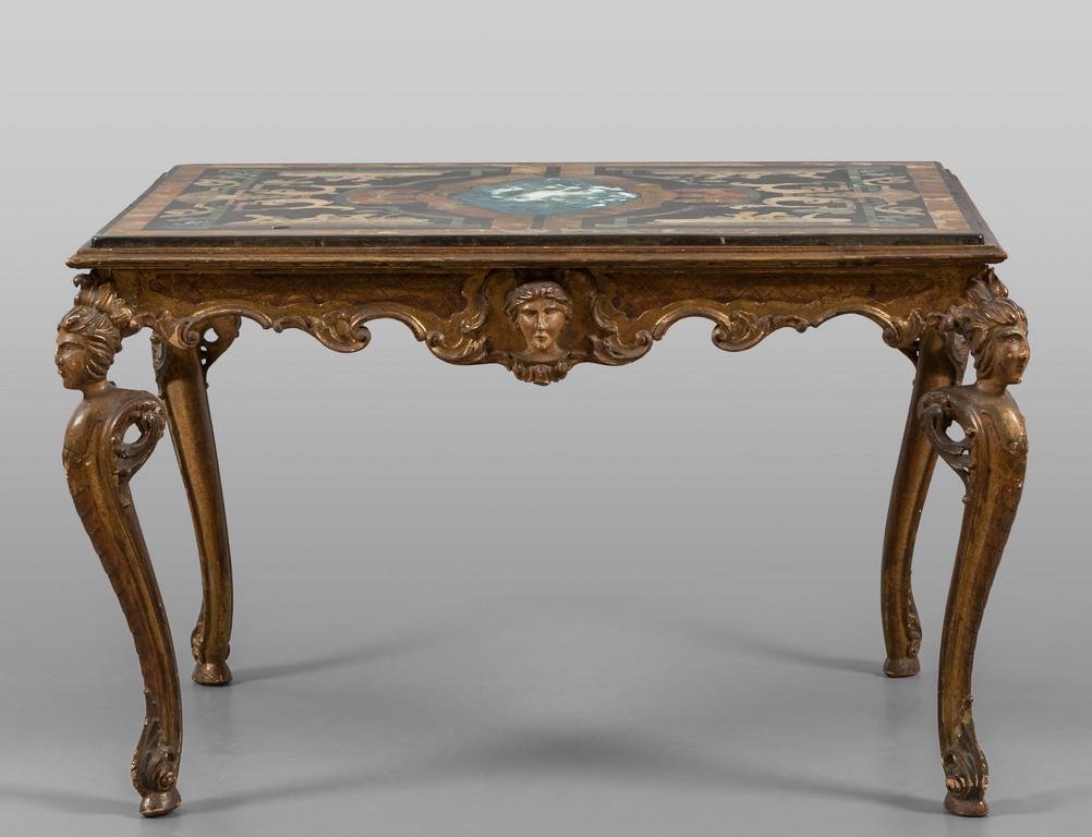 Tavolo basso in legno intagliato e laccato con: Tavolo basso in legno intagliato e laccato con figure sulle gambe, piano in scagliola policroma, inizi sec.XX cm. 97x61 h. 95