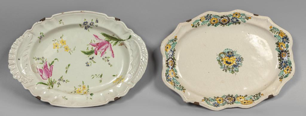 Due vassoi in ceramica decorati a fiori su fondo (1 of 1)